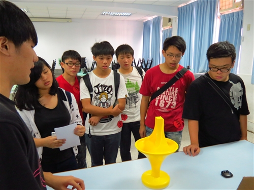 高中生用心、動腦在淡水校園玩科普。