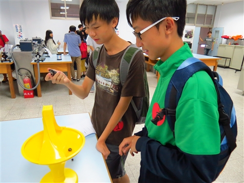 高中生用心、動腦在淡水校園玩科普。