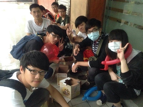 資工系同學協助華山基金會做公益：「順手捐發票、救救癡老人」。