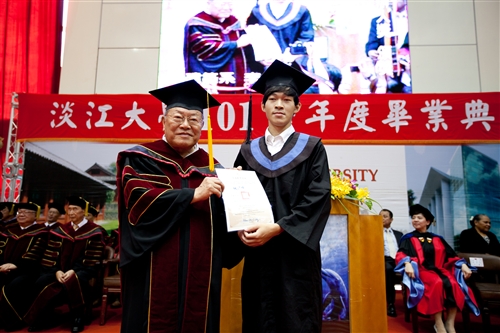 「有品有德 淡江了得」，本校舉行101學年度畢業典禮。