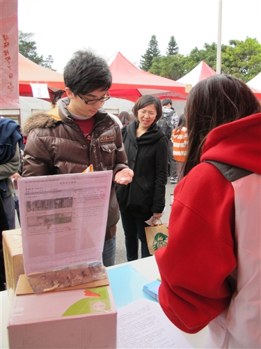 商管學會舉辦校際聯合愛心勸募義賣活動。