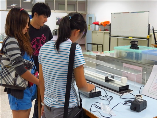 高中生用心、動腦在淡水校園玩科普。