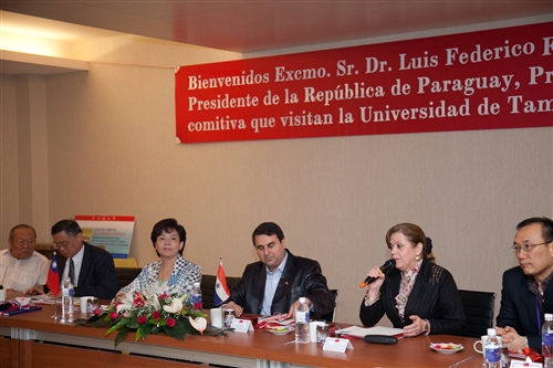 巴拉圭總統佛朗哥伉儷一行17人蒞校參訪盲生資源中心。