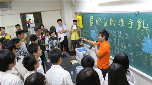 本校理學院與花蓮縣政府教育處合作推廣洄瀾化學教育。