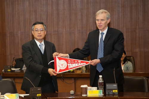 卜睿哲博士專題演講談「面對中國大陸：台灣未來的挑戰」。