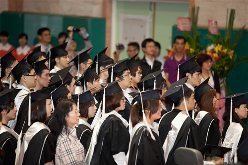 「有品有德　淡江了得」，本校舉行101學年度畢業典禮。