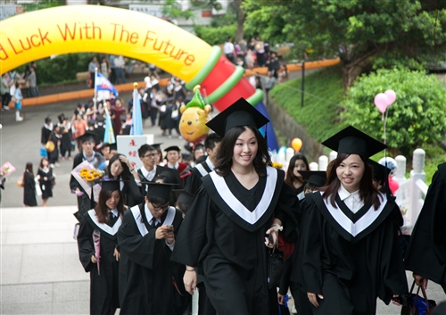 「有品有德　淡江了得」，本校舉行101學年度畢業典禮。