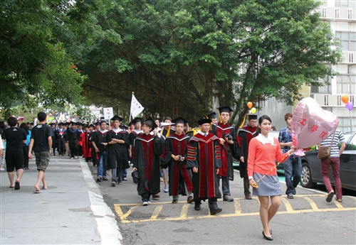 「有品有德　淡江了得」，本校舉行101學年度畢業典禮。