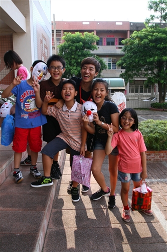 本校實驗劇團下鄉教導小朋友看戲、演戲。