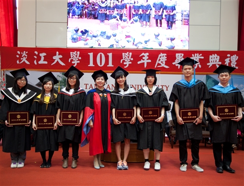 「有品有德　淡江了得」，本校舉行101學年度畢業典禮。