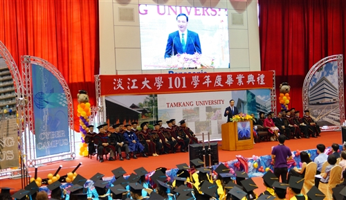 「有品有德　淡江了得」，本校舉行101學年度畢業典禮。