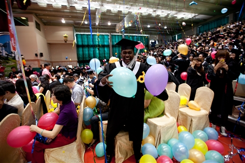 「有品有德　淡江了得」，本校舉行101學年度畢業典禮。