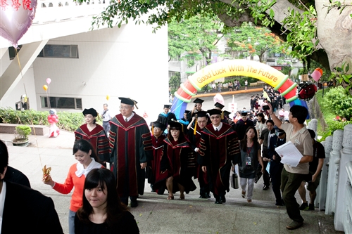 「有品有德　淡江了得」，本校舉行101學年度畢業典禮。