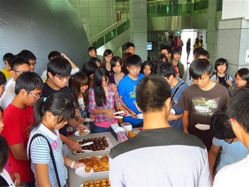 高中生用心、動腦在淡水校園玩科普。