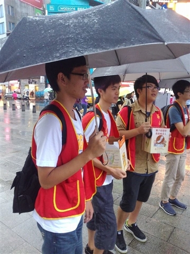 資工系同學協助華山基金會做公益：「順手捐發票、救救癡老人」。