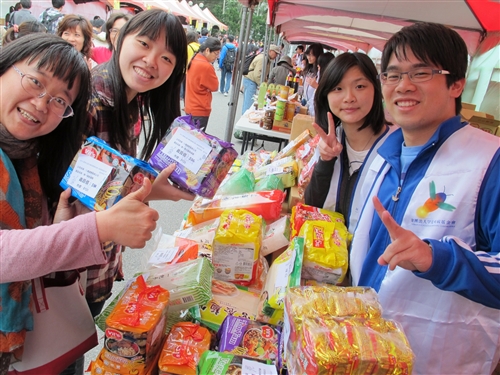 商管學會舉辦校際聯合愛心勸募義賣活動。