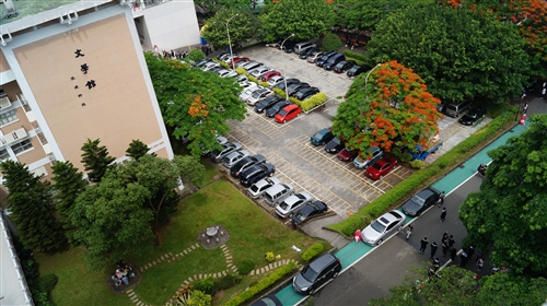 「有品有德　淡江了得」，本校舉行101學年度畢業典禮。