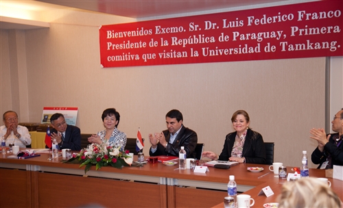 巴拉圭總統佛朗哥伉儷一行17人蒞校參訪盲生資源中心。