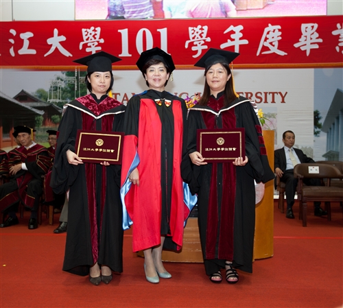 「有品有德　淡江了得」，本校舉行101學年度畢業典禮。