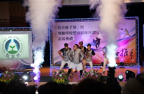 本校榮獲教育部102年度獎勵學校體育「績優學校獎」。