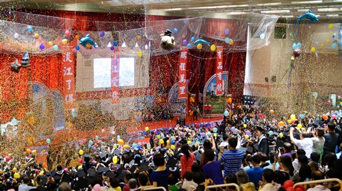 「有品有德 淡江了得」，本校舉行101學年度畢業典禮。