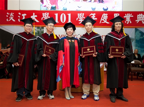 「有品有德　淡江了得」，本校舉行101學年度畢業典禮。