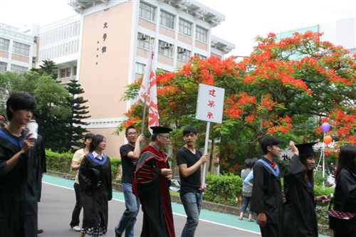 「有品有德　淡江了得」，本校舉行101學年度畢業典禮。