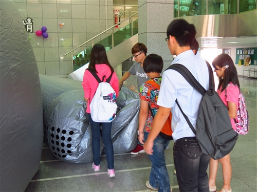 高中生用心、動腦在淡水校園玩科普。