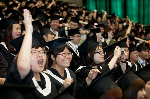 「有品有德　淡江了得」，本校舉行101學年度畢業典禮。