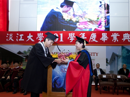 「有品有德　淡江了得」，本校舉行101學年度畢業典禮。