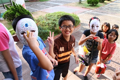 本校實驗劇團下鄉教導小朋友看戲、演戲。