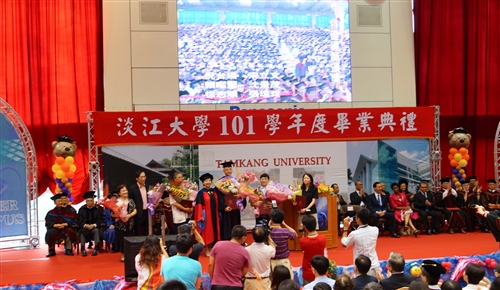 「有品有德　淡江了得」，本校舉行101學年度畢業典禮。