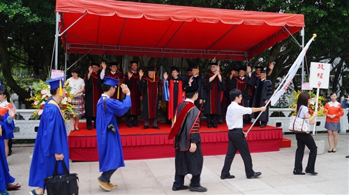 「有品有德　淡江了得」，本校舉行101學年度畢業典禮。