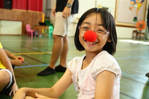 本校實驗劇團下鄉教導小朋友看戲、演戲。