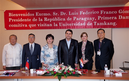 巴拉圭總統佛朗哥伉儷一行17人蒞校參訪盲生資源中心。