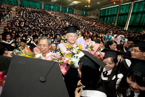 「有品有德　淡江了得」，本校舉行101學年度畢業典禮。