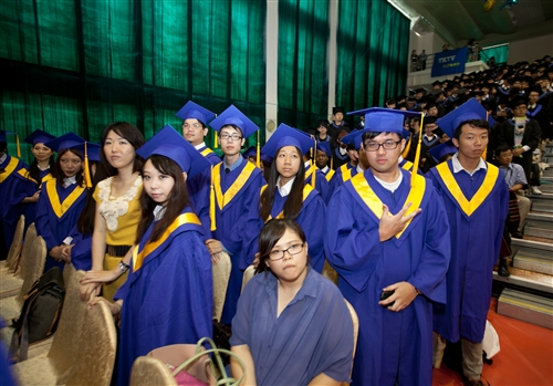 「有品有德　淡江了得」，本校舉行101學年度畢業典禮。