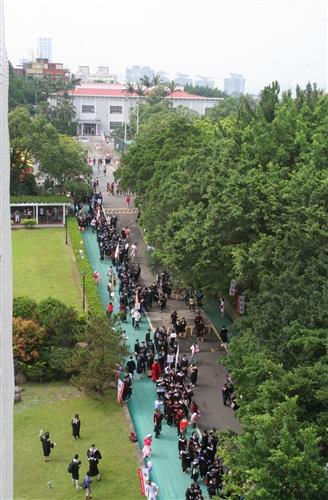 「有品有德　淡江了得」，本校舉行101學年度畢業典禮。