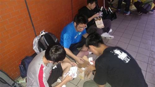 資工系同學協助華山基金會做公益：「順手捐發票、救救癡老人」。