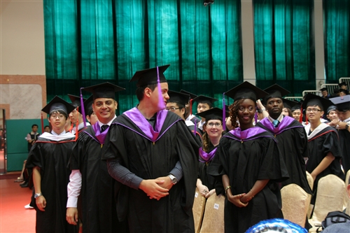 「有品有德　淡江了得」，本校舉行101學年度畢業典禮。