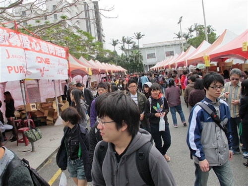 商管學會舉辦校際聯合愛心勸募義賣活動。