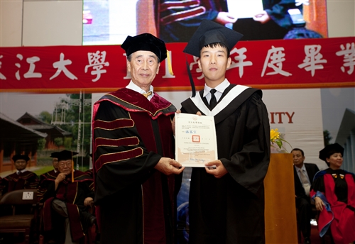 「有品有德　淡江了得」，本校舉行101學年度畢業典禮。