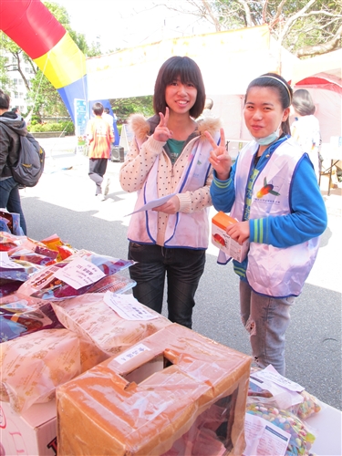 商管學會舉辦校際聯合愛心勸募義賣活動。