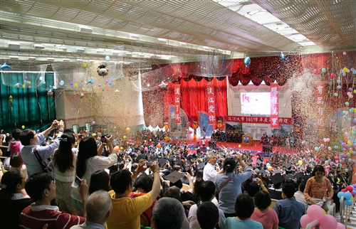 「有品有德　淡江了得」，本校舉行101學年度畢業典禮。