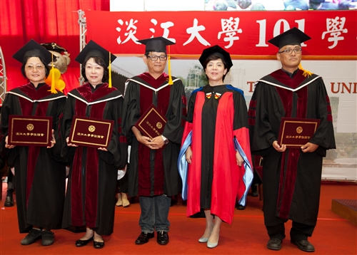 「有品有德　淡江了得」，本校舉行101學年度畢業典禮。