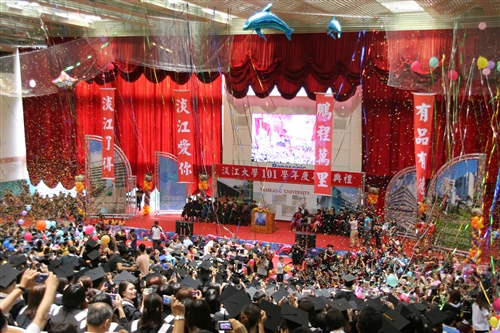 「有品有德 淡江了得」，本校舉行101學年度畢業典禮。