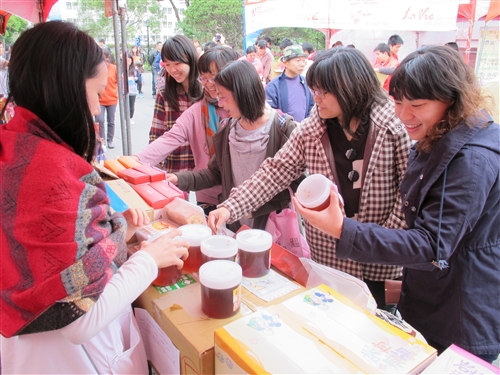 商管學會舉辦校際聯合愛心勸募義賣活動。