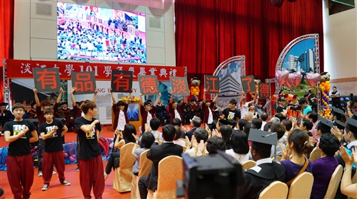 「有品有德　淡江了得」，本校舉行101學年度畢業典禮。