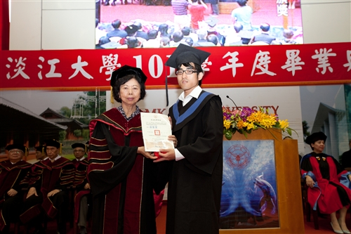 「有品有德　淡江了得」，本校舉行101學年度畢業典禮。