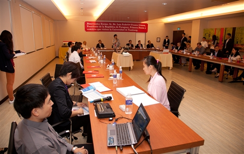 巴拉圭總統佛朗哥伉儷一行17人蒞校參訪盲生資源中心。